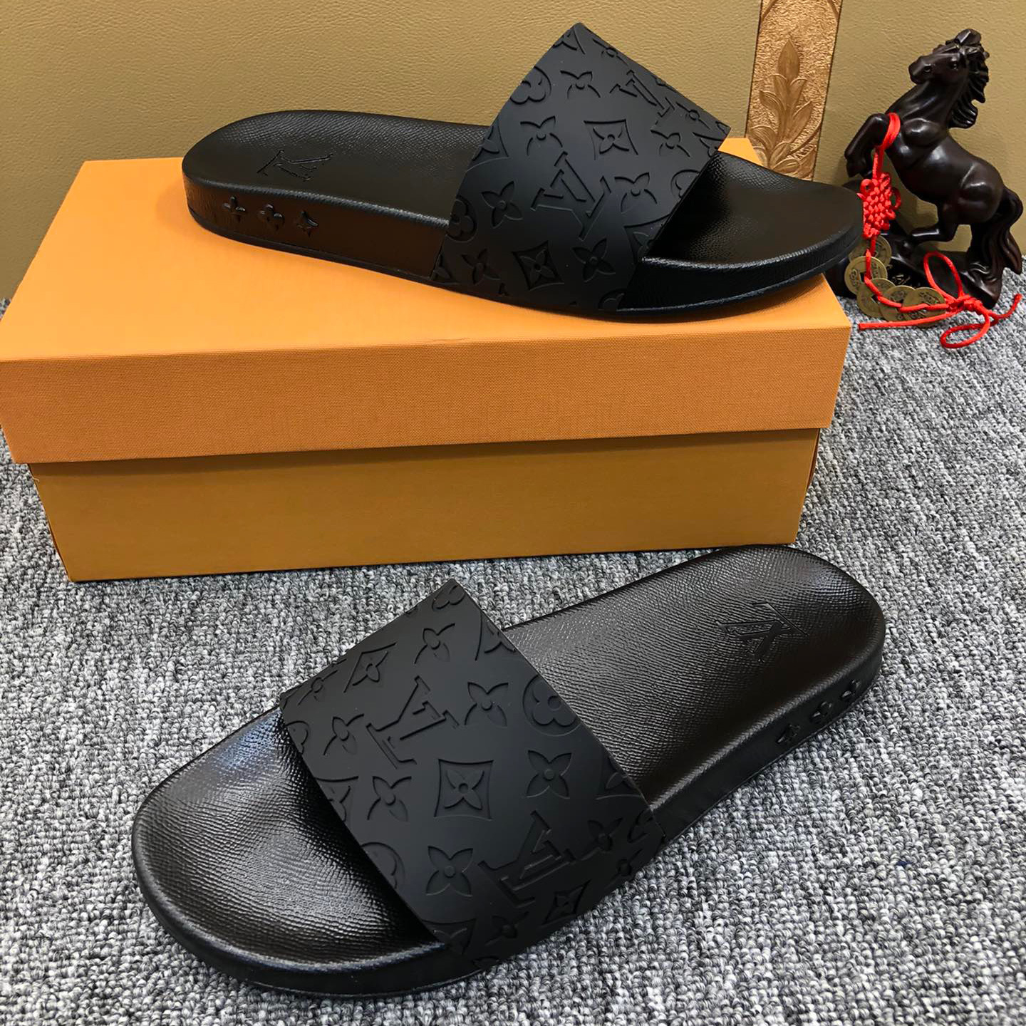 Louis Vuitton Monogram Slippers - DesignerGu