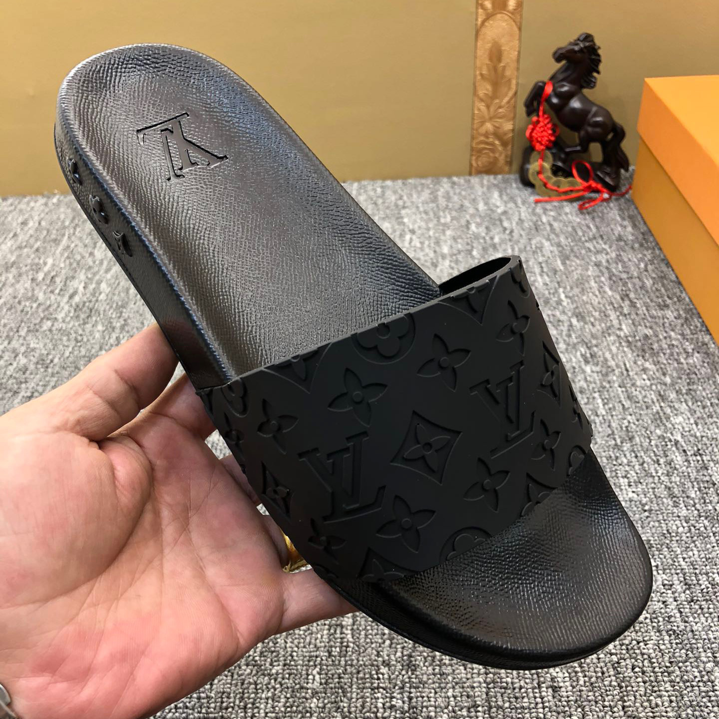 Louis Vuitton Monogram Slippers - DesignerGu