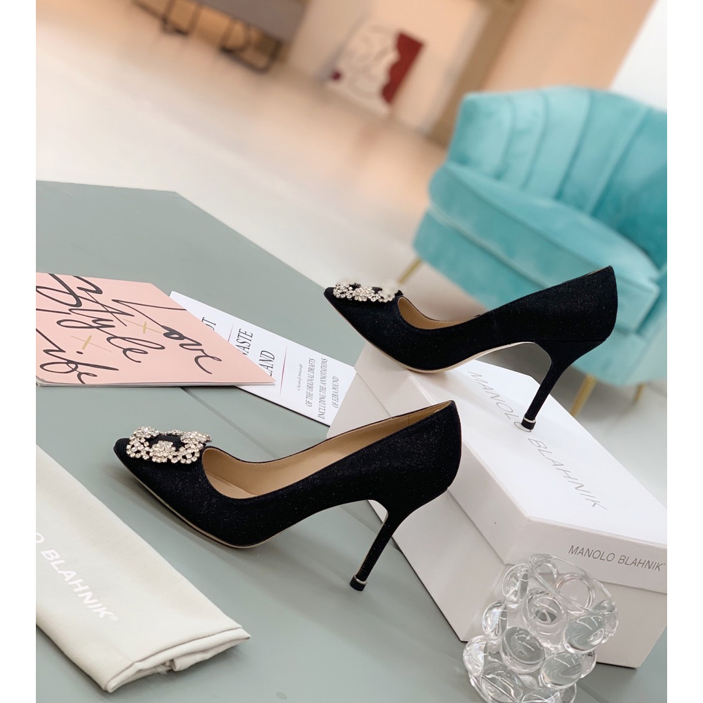 Manolo Blahnik Black Hangisi Pumps With Buckle - DesignerGu