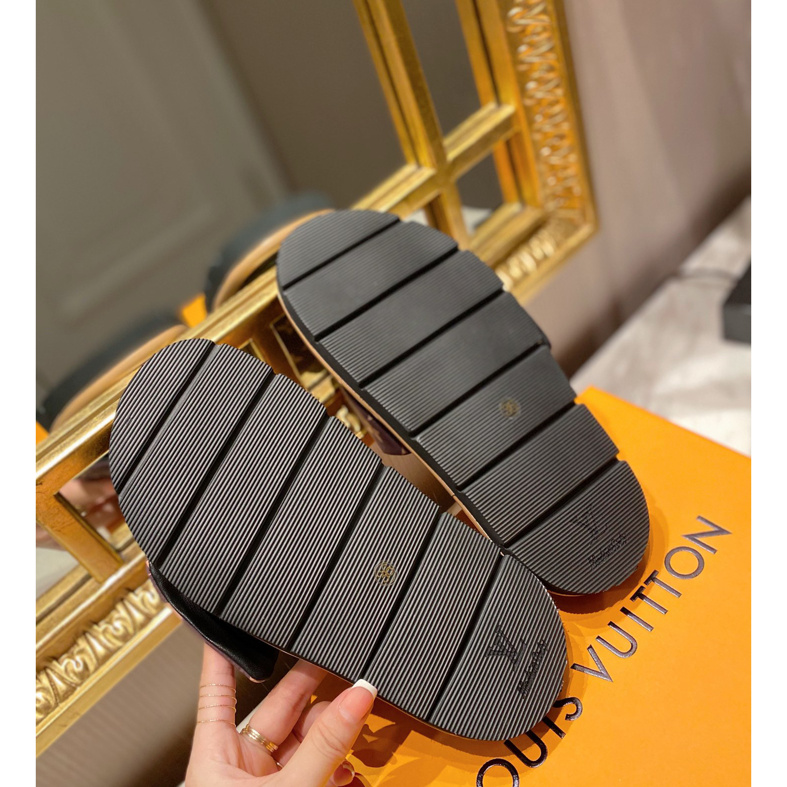 Louis Vuitton Pool Pillow Comfort Mules - DesignerGu