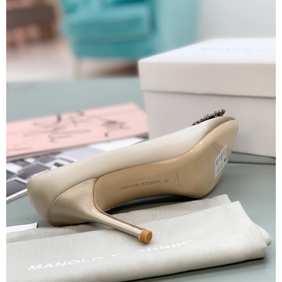 Manolo Blahnik Beige Hangisi Pumps With Buckle - DesignerGu