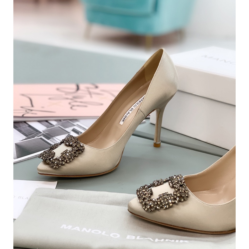 Manolo Blahnik Beige Hangisi Pumps With Buckle - DesignerGu