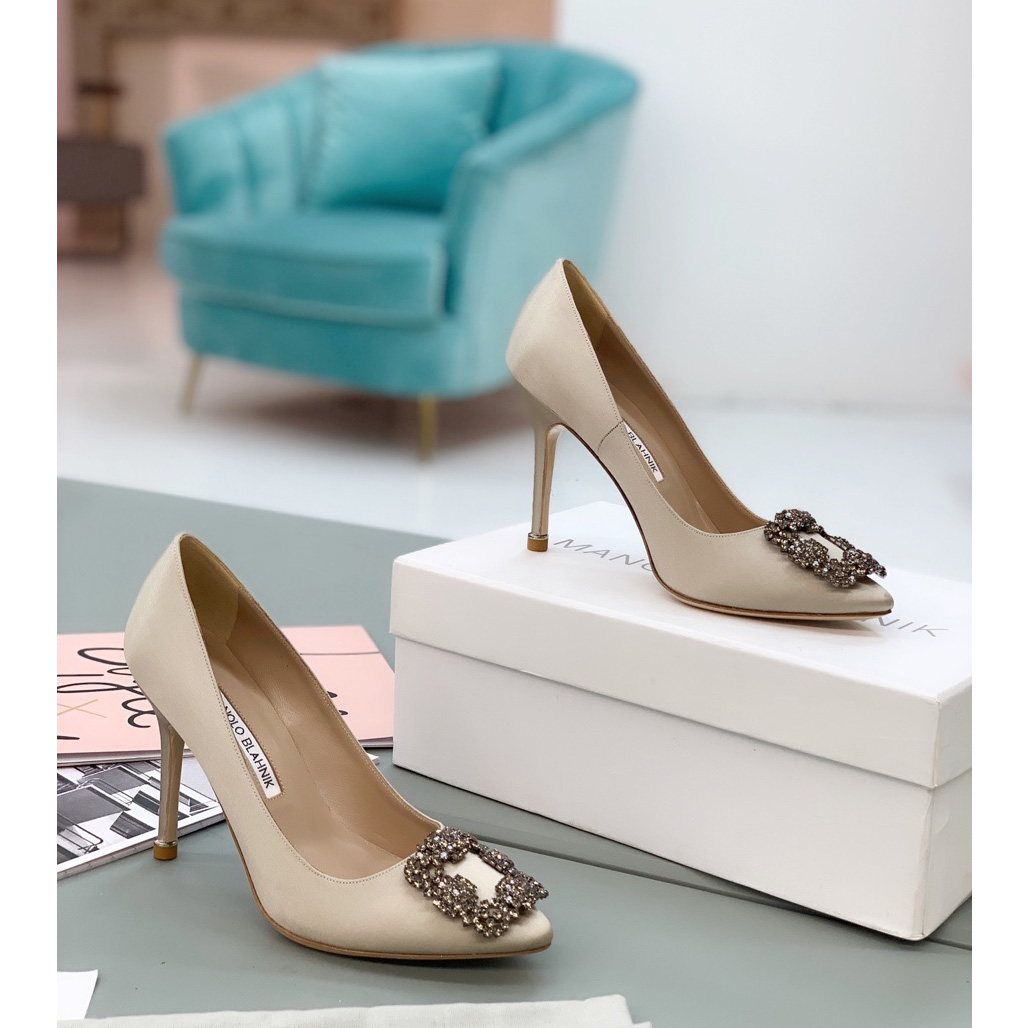 Manolo Blahnik Beige Hangisi Pumps With Buckle - DesignerGu