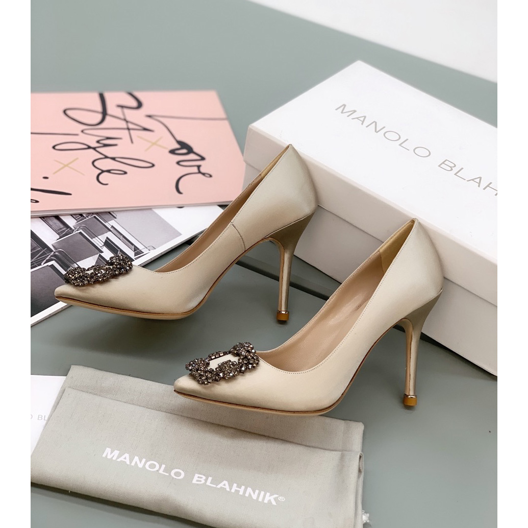 Manolo Blahnik Beige Hangisi Pumps With Buckle - DesignerGu