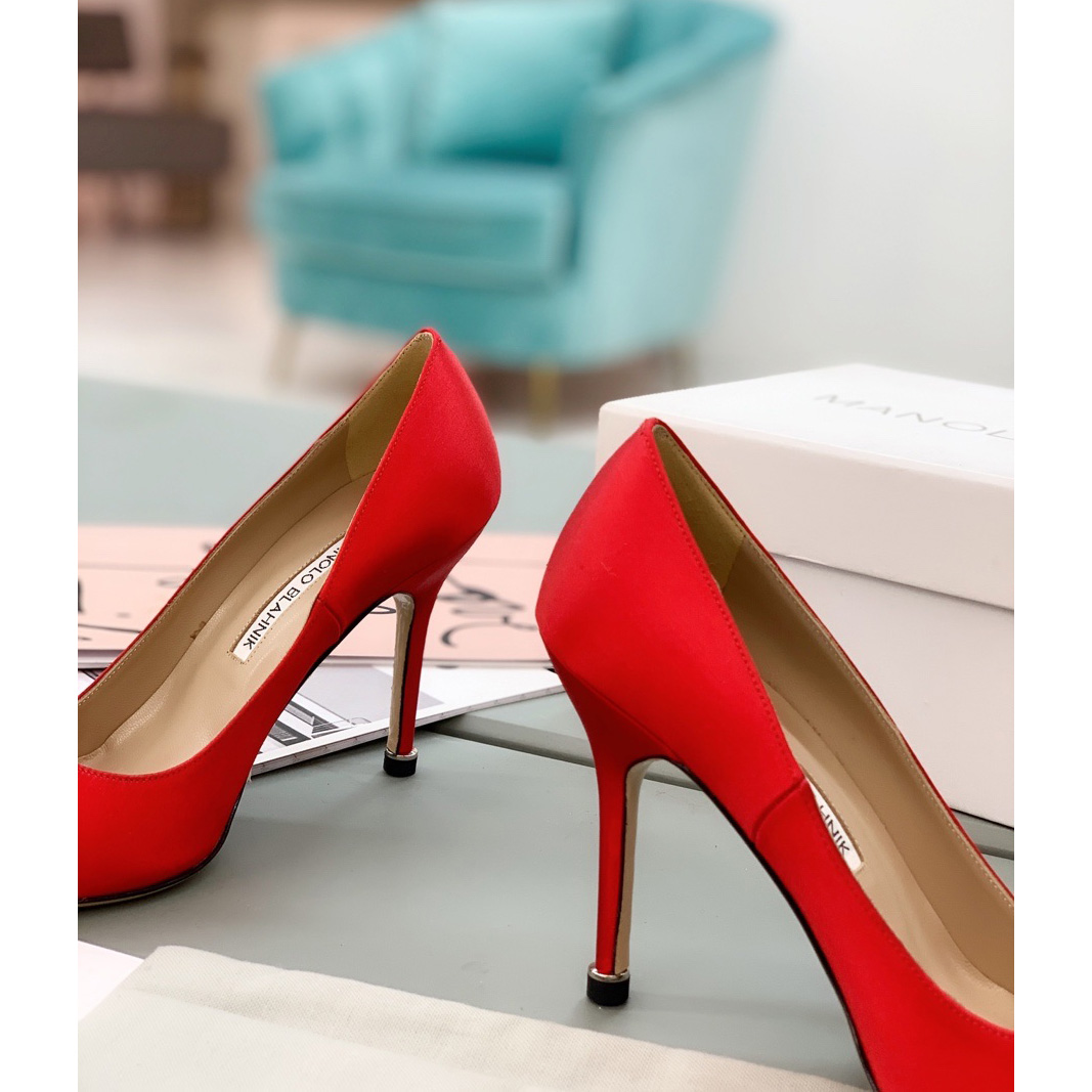 Manolo Blahnik Red Hangisi Pumps With Buckle - DesignerGu