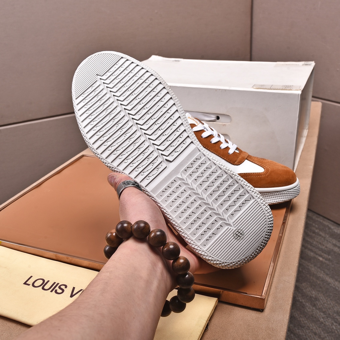 Louis Vuitton Men's Logo Sneaker - DesignerGu