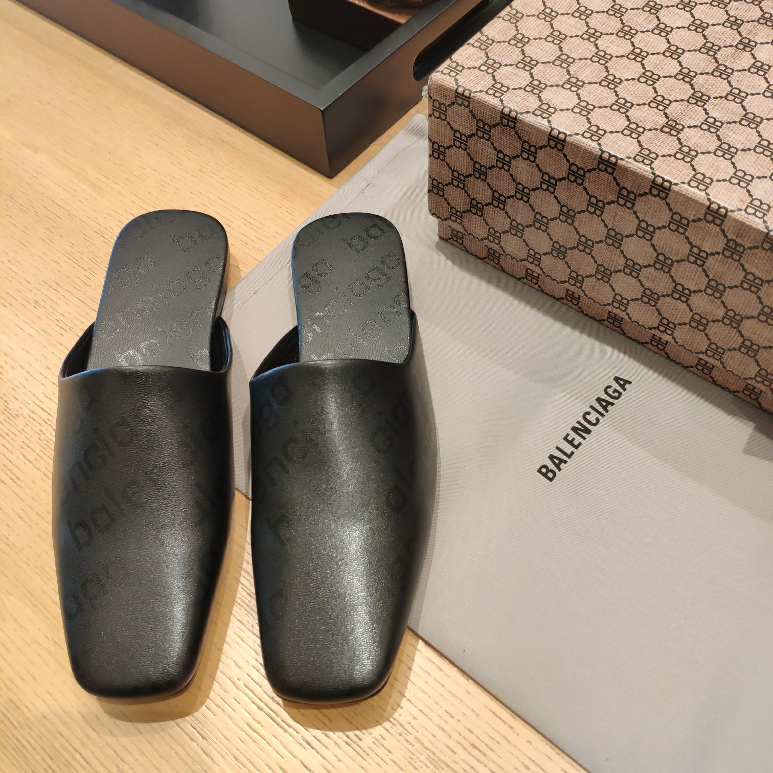 Balenciaga Logo  Leather Backless Loafers - DesignerGu