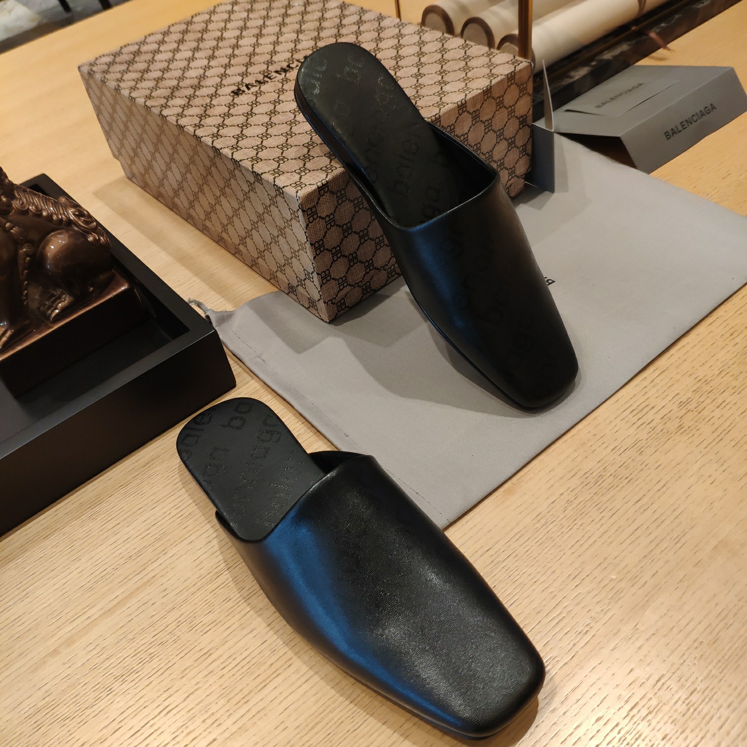 Balenciaga Logo  Leather Backless Loafers - DesignerGu