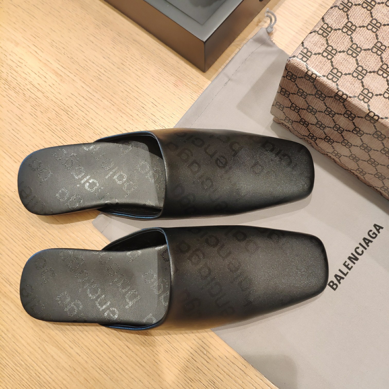 Balenciaga Logo  Leather Backless Loafers - DesignerGu