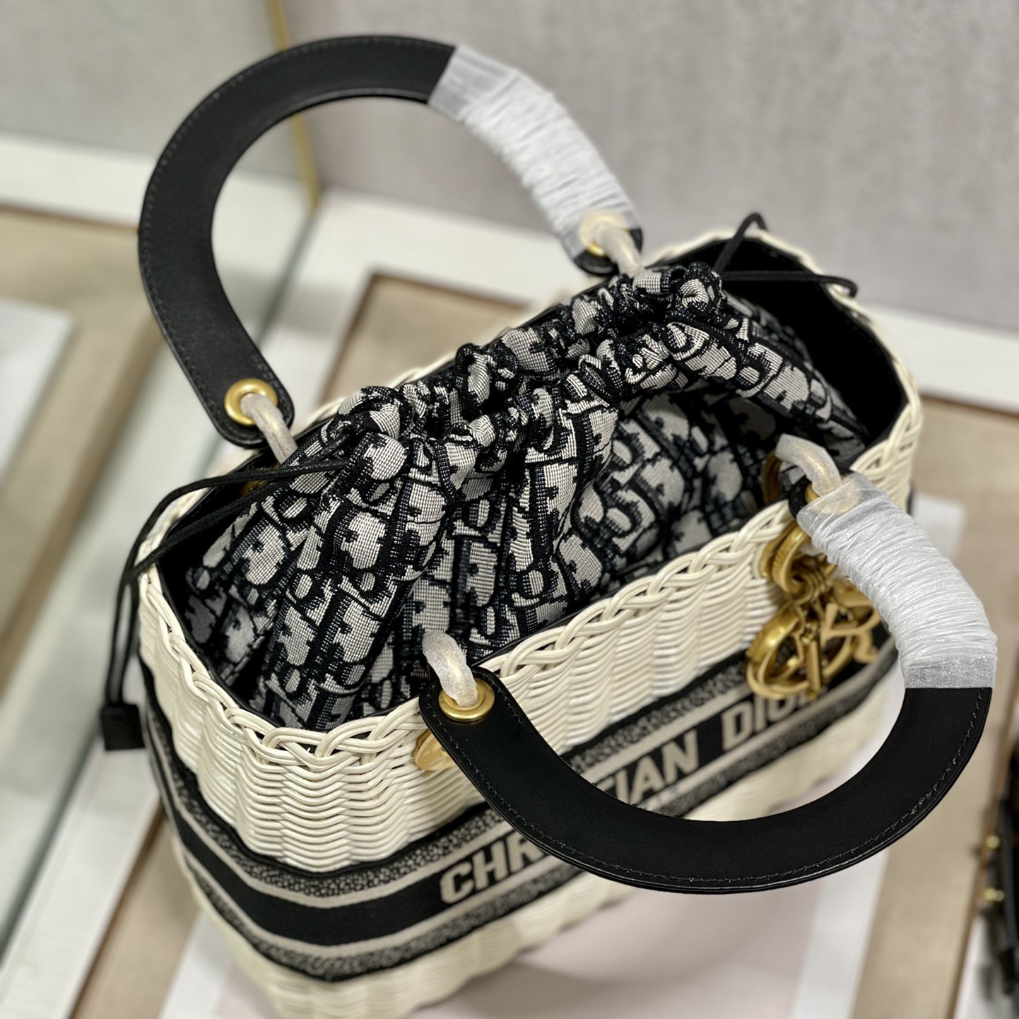 Dior Medium Lady Dior Bag(24-20-11cm) - DesignerGu