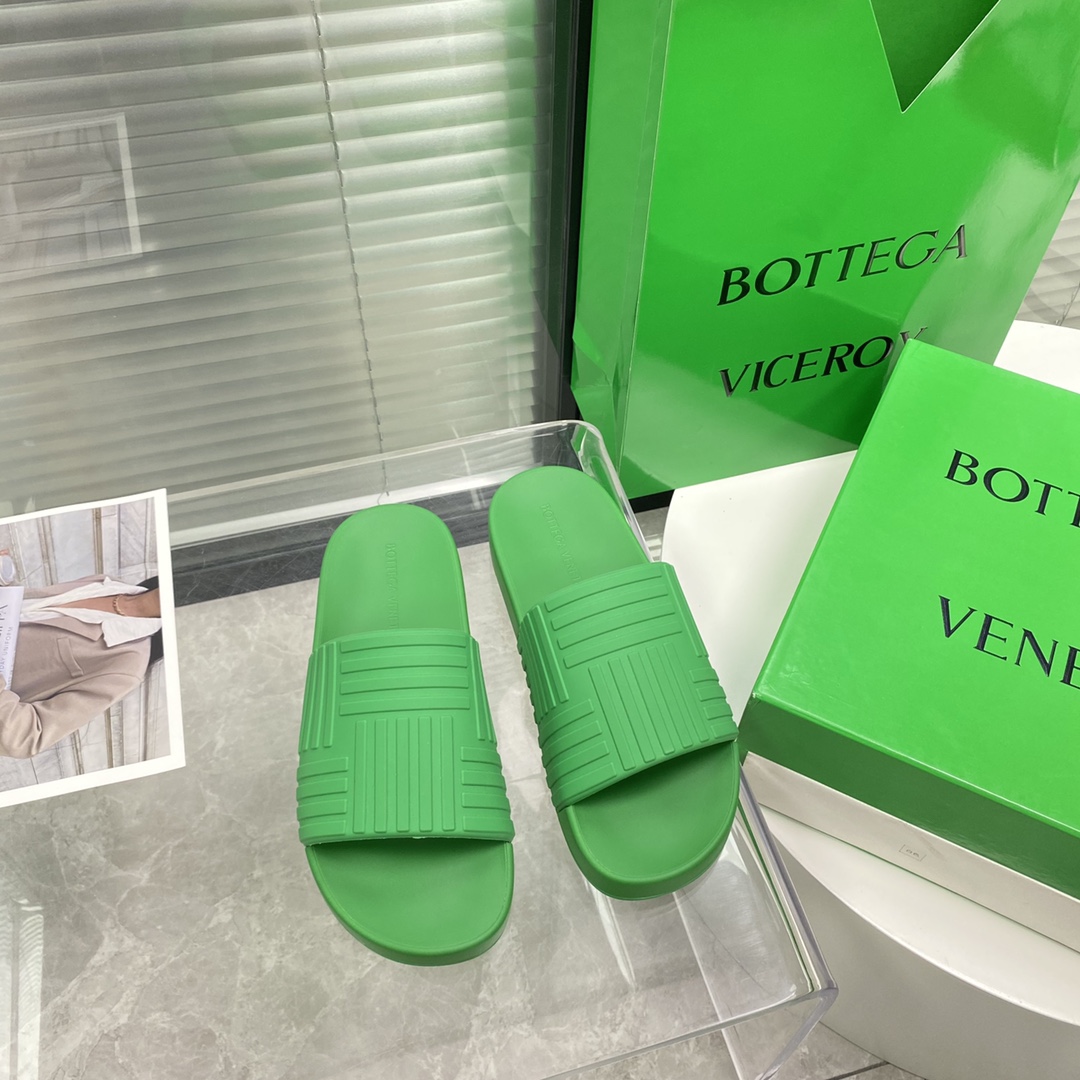 Bottega Veneta Rubber slides - DesignerGu