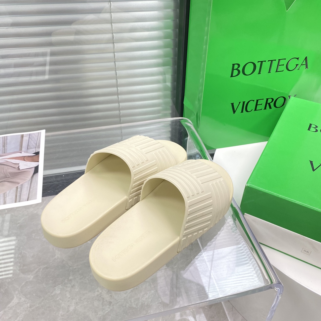 Bottega Veneta Rubber slides - DesignerGu