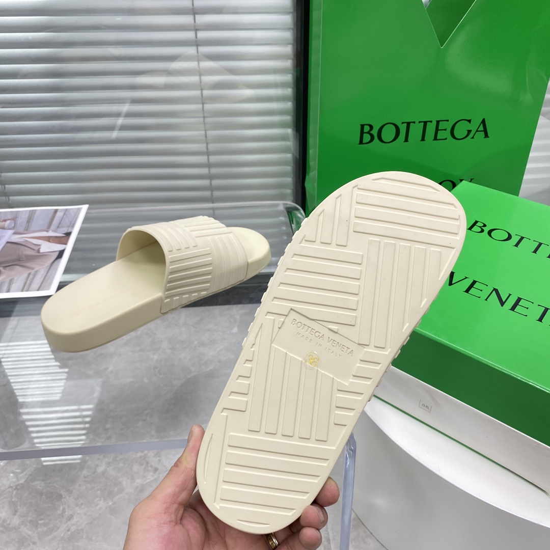 Bottega Veneta Rubber slides - DesignerGu