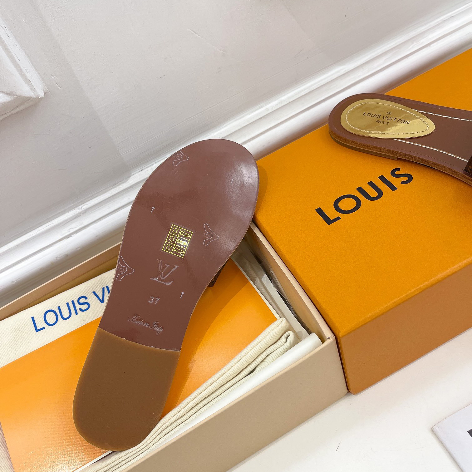 Louis Vuitton Lock It Flat Mule   1A9RC5 - DesignerGu