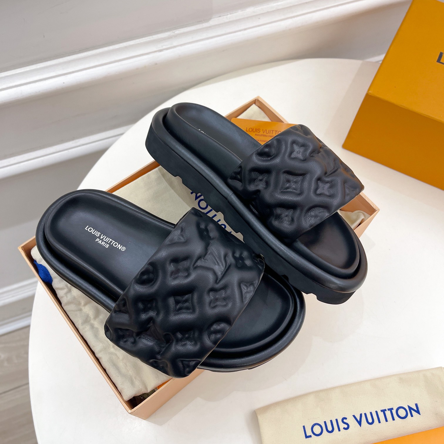 Louis Vuitton Pool Pillow Comfort Mule    1AABKM - DesignerGu