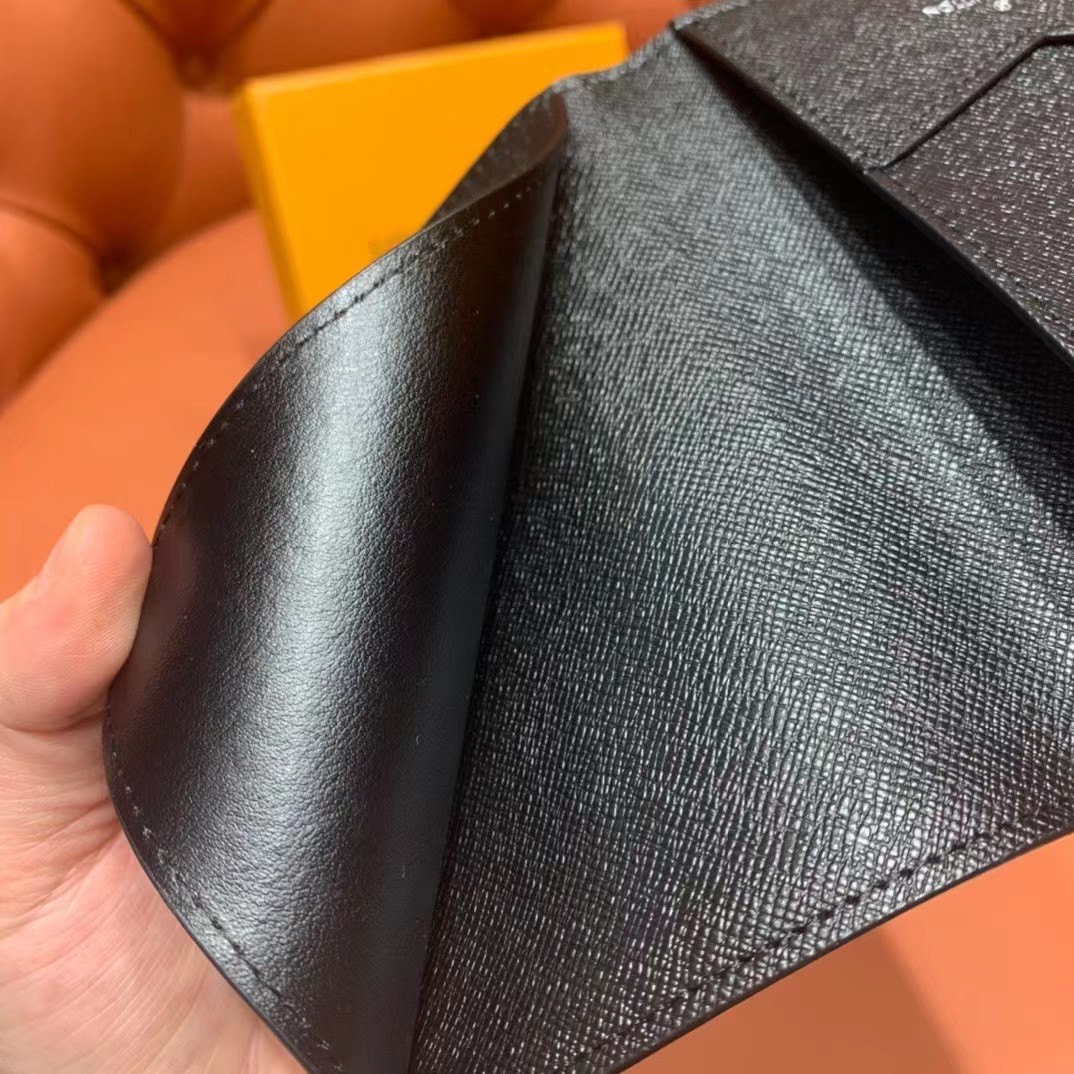 Louis Vuitton Passport Cover(10-14-2.5cm) - DesignerGu