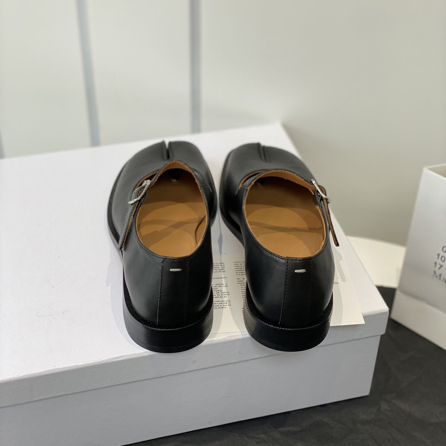 Maison Margiela Tabi Leather Mary Jane Shoes - DesignerGu