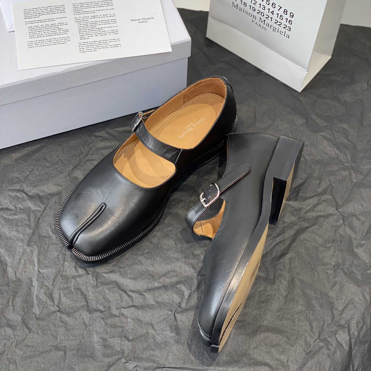 Maison Margiela Tabi Leather Mary Jane Shoes - DesignerGu