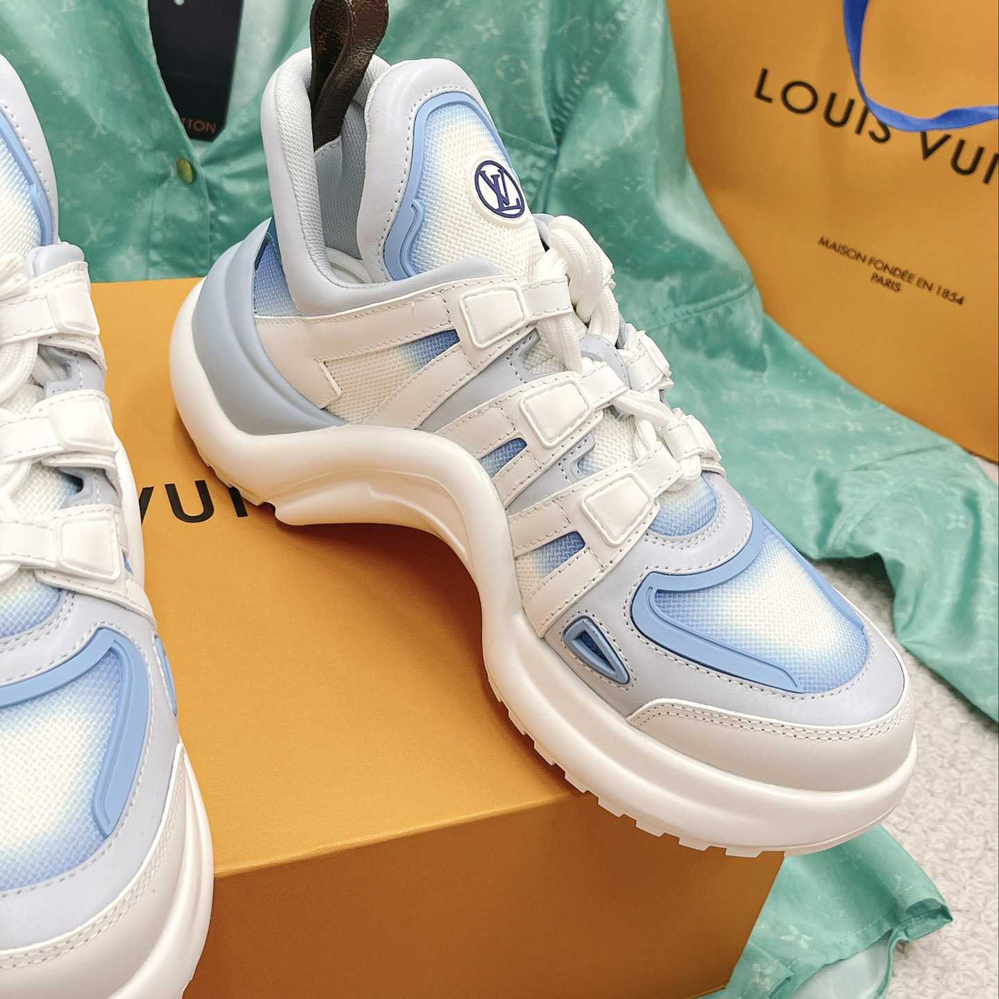 Louis Vuitton LV Archlight Sneaker       1A9RVH - DesignerGu