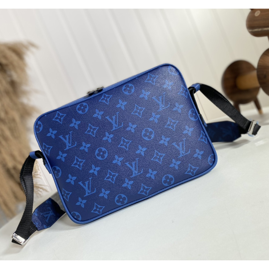 Louis Vuitton Outdoor Messenger(26-20-10.5cm)   M30242 - DesignerGu