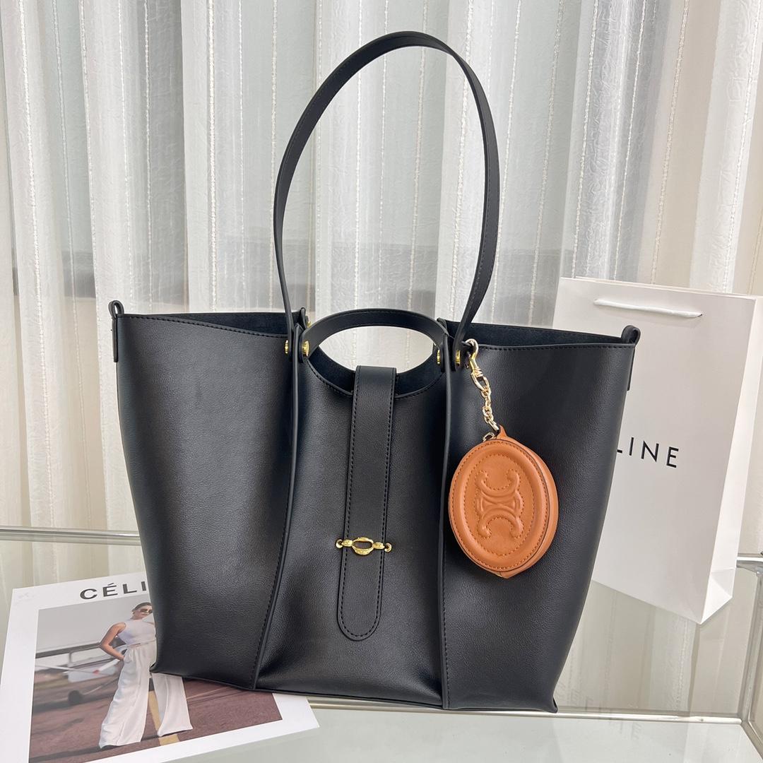 Celine Purse With Hook Cuir Triomphe In Smooth Calfskin  - DesignerGu