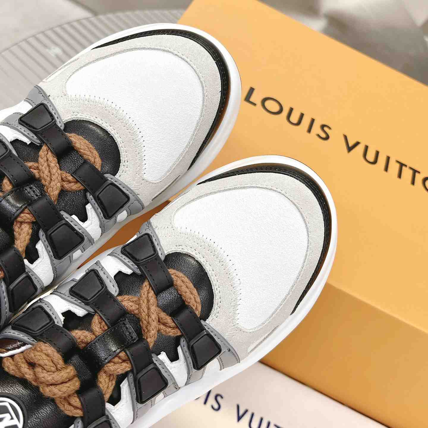 Louis Vuitton LV Archlight Sneaker       1AAOWZ    - DesignerGu