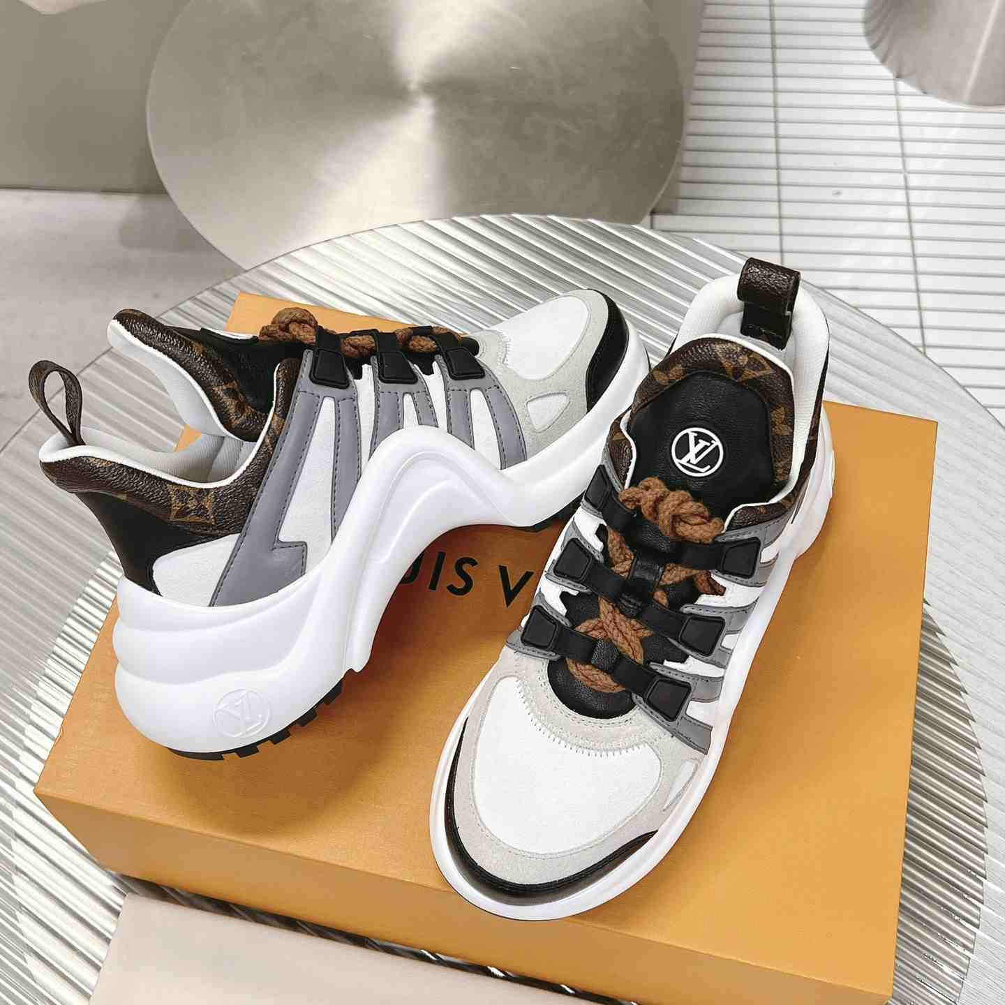 Louis Vuitton LV Archlight Sneaker       1AAOWZ    - DesignerGu