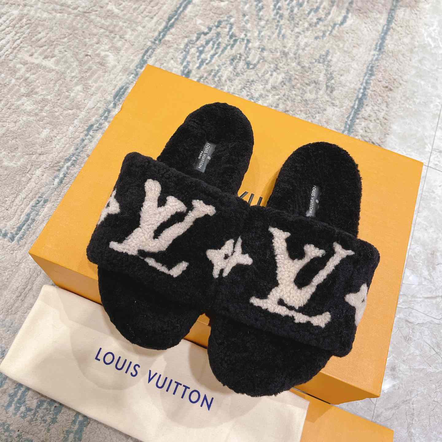 Louis Vuitton Paseo Flat Comfort Mule      1A8ZIT - DesignerGu