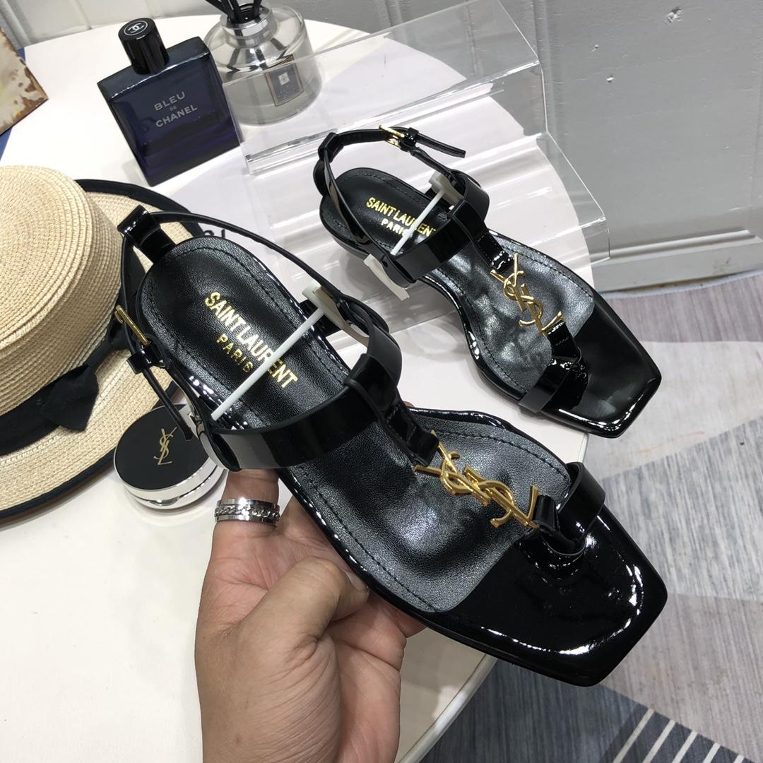 Saint Laurent Cassandra Flat Sandals In Patent Leather With Gold-Tone Monogram - DesignerGu