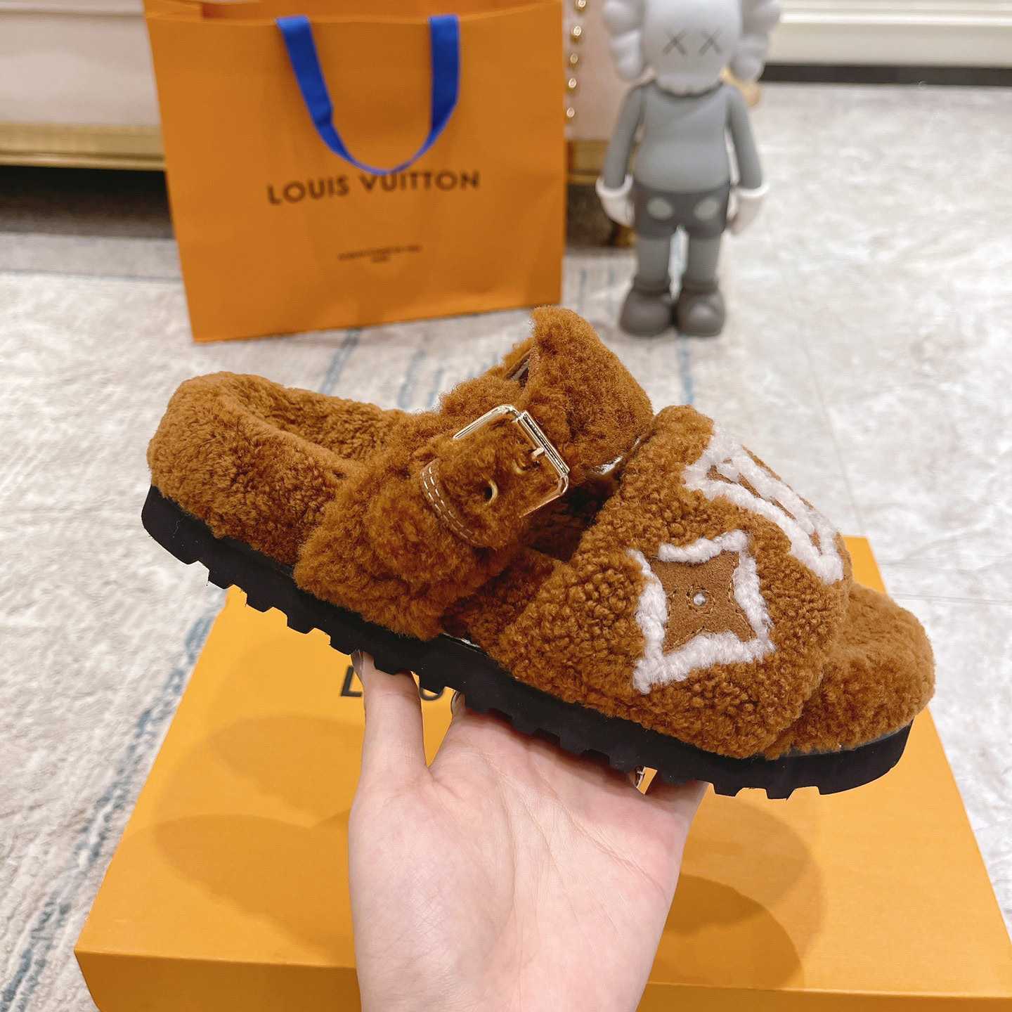 Louis Vuitton  Paseo Flat Comfort Mule     1AACRN - DesignerGu