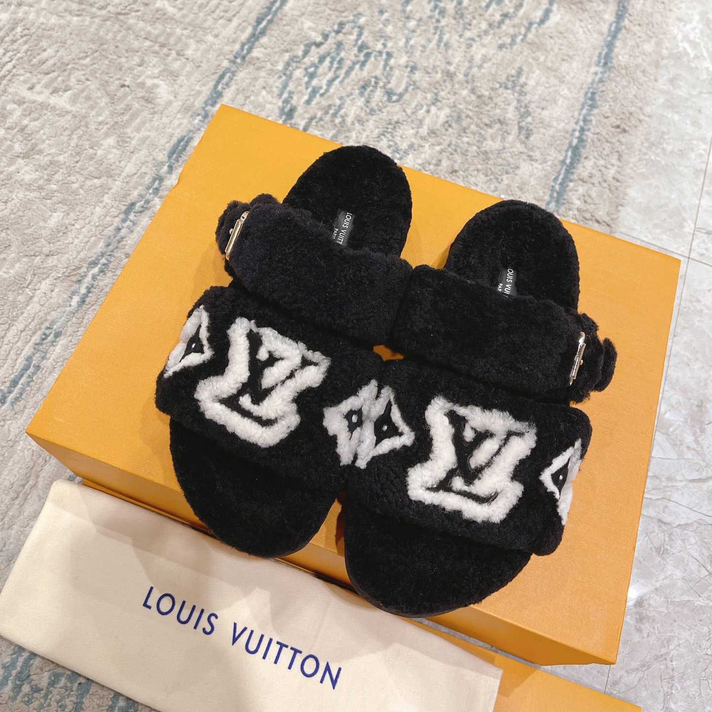 Louis Vuitton  Paseo Flat Comfort Mule     1AACR8 - DesignerGu