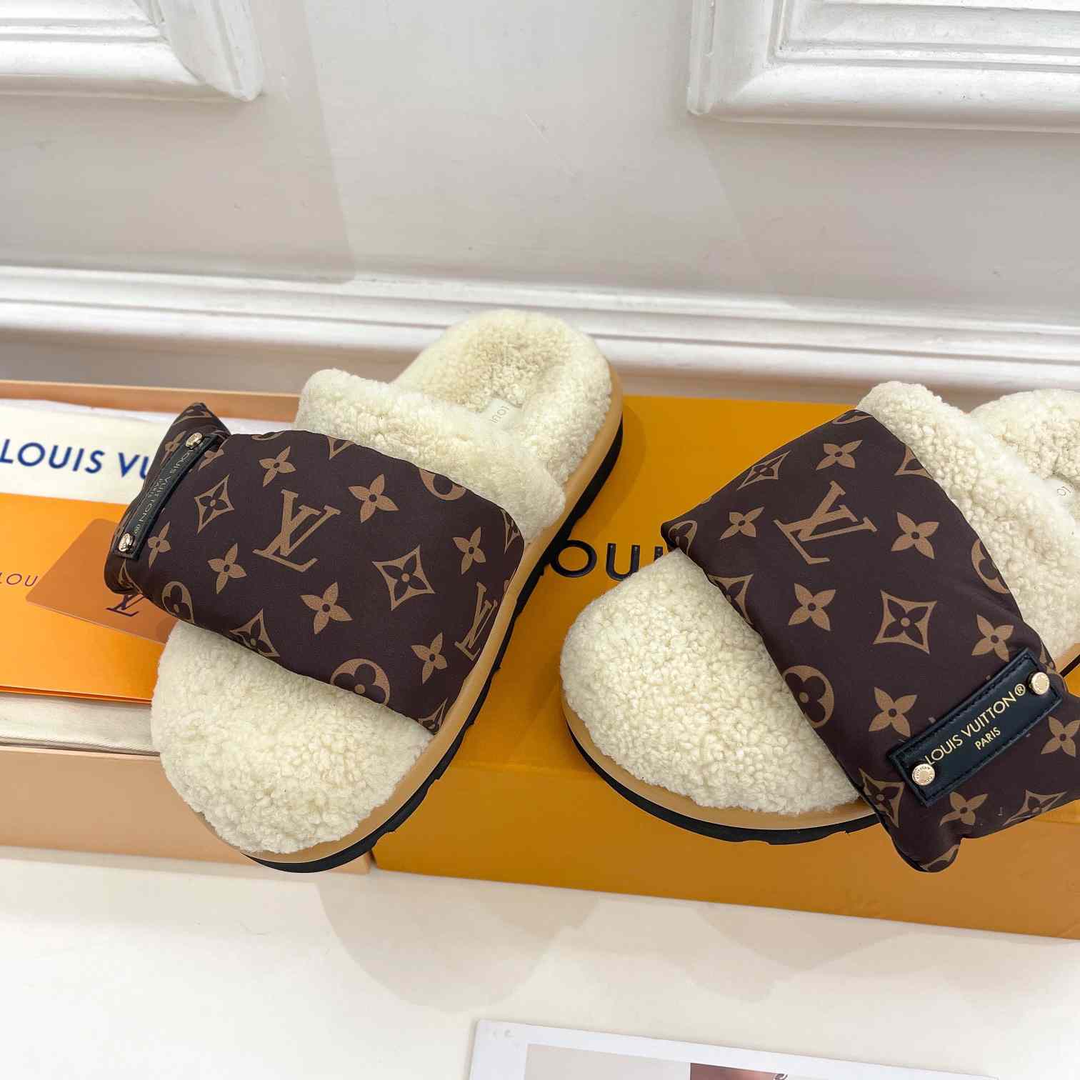 Louis Vuitton Slipper Pillow Flat Comfort Mule    1AAM41 - DesignerGu