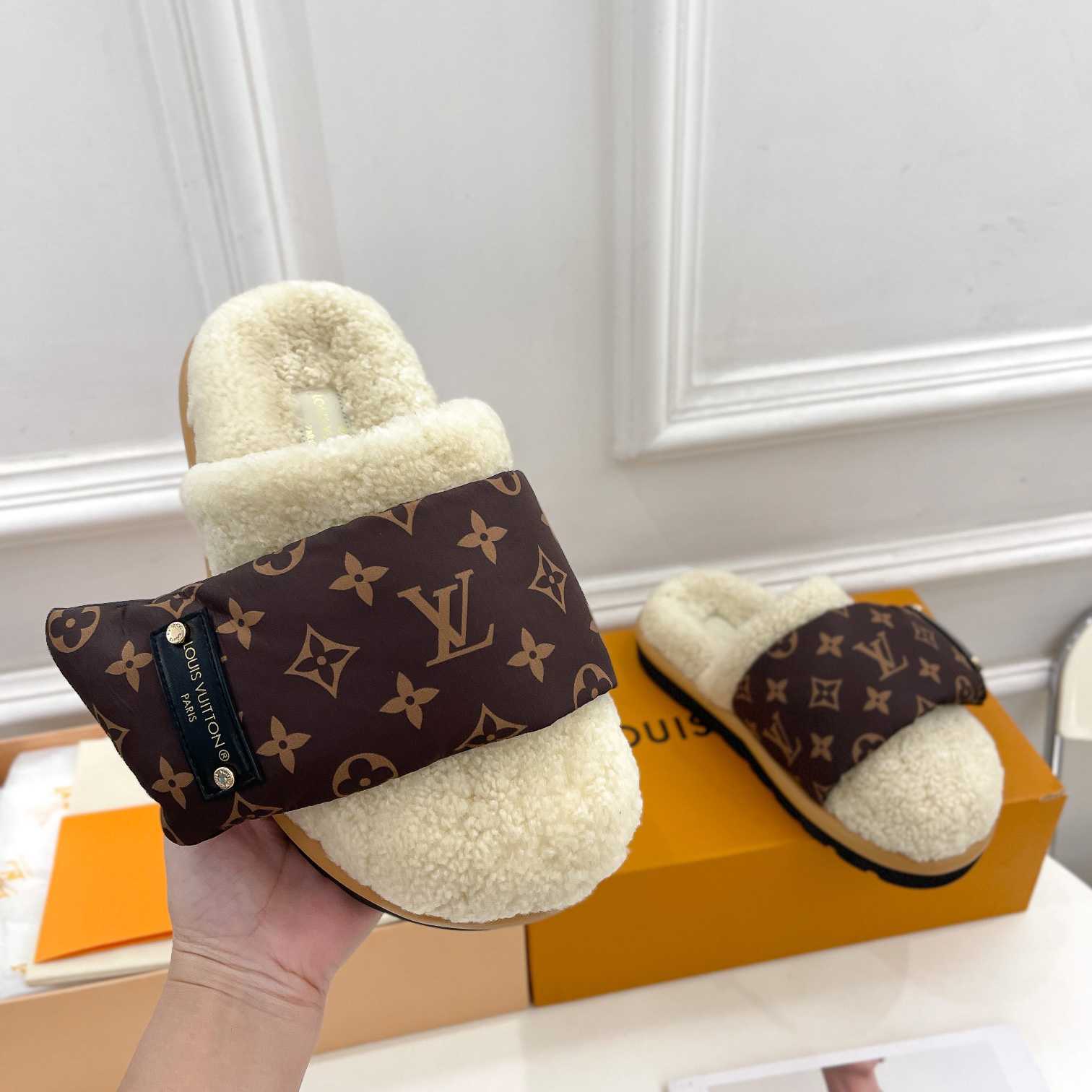 Louis Vuitton Slipper Pillow Flat Comfort Mule    1AAM41 - DesignerGu