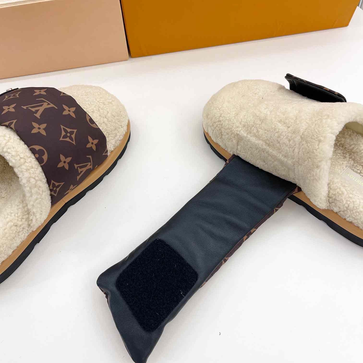 Louis Vuitton Slipper Pillow Flat Comfort Mule    1AAM41 - DesignerGu