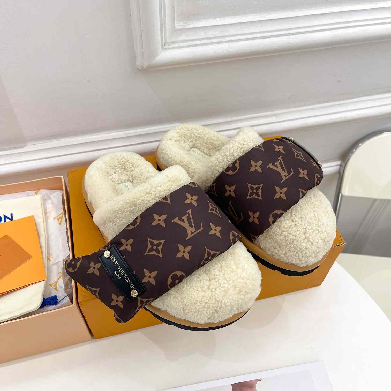 Louis Vuitton Slipper Pillow Flat Comfort Mule    1AAM41 - DesignerGu