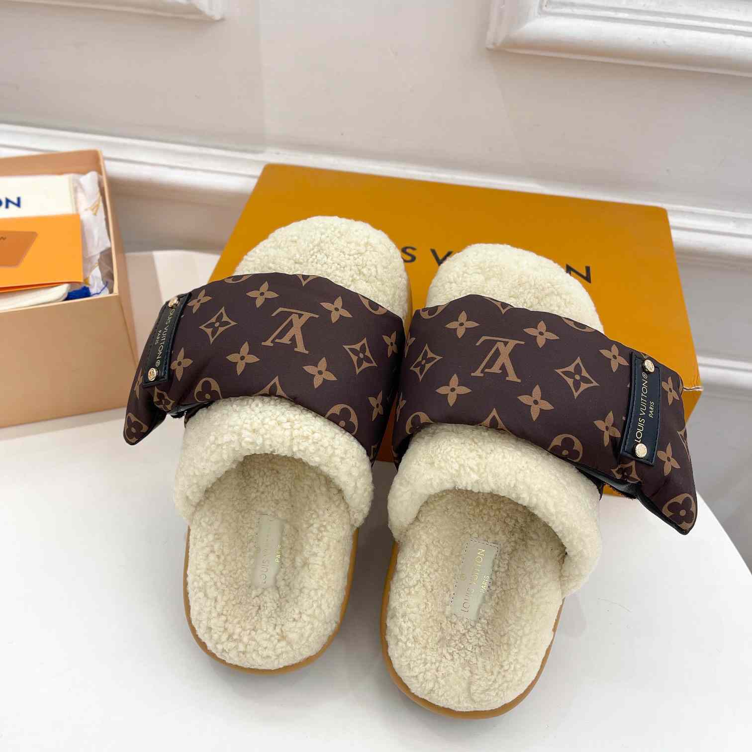 Louis Vuitton Slipper Pillow Flat Comfort Mule    1AAM41 - DesignerGu