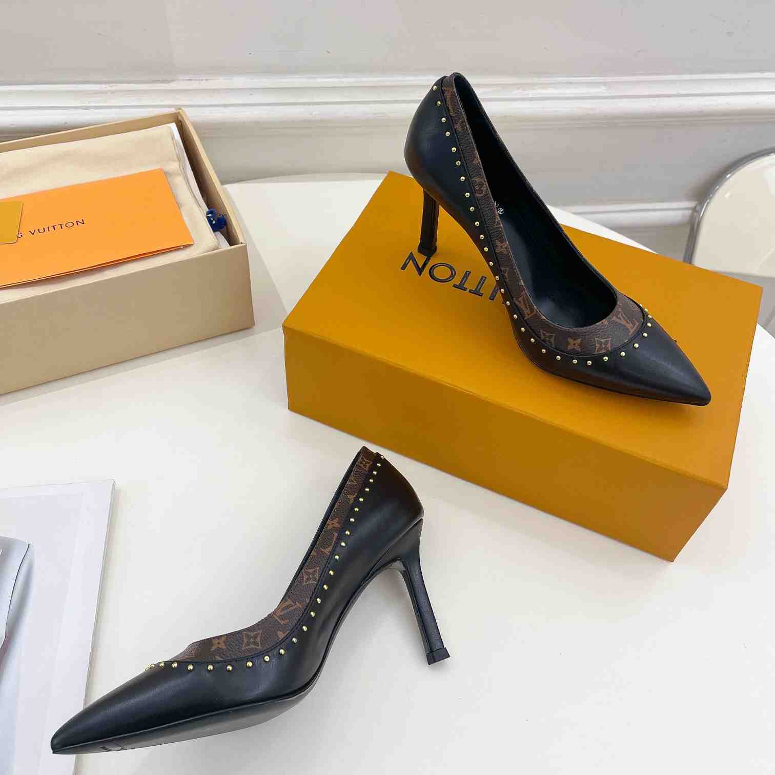 Louis Vuitton Signature Pump - DesignerGu