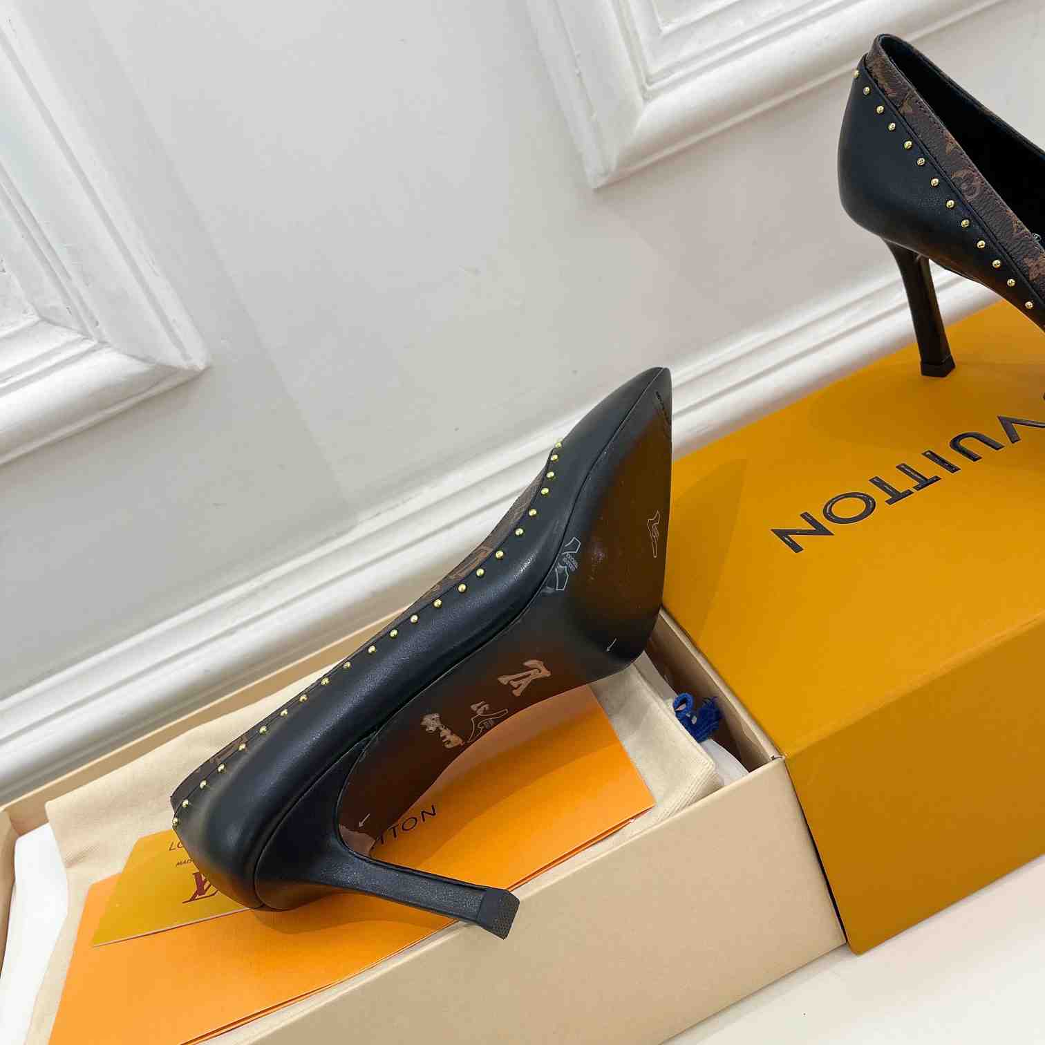 Louis Vuitton Signature Pump - DesignerGu