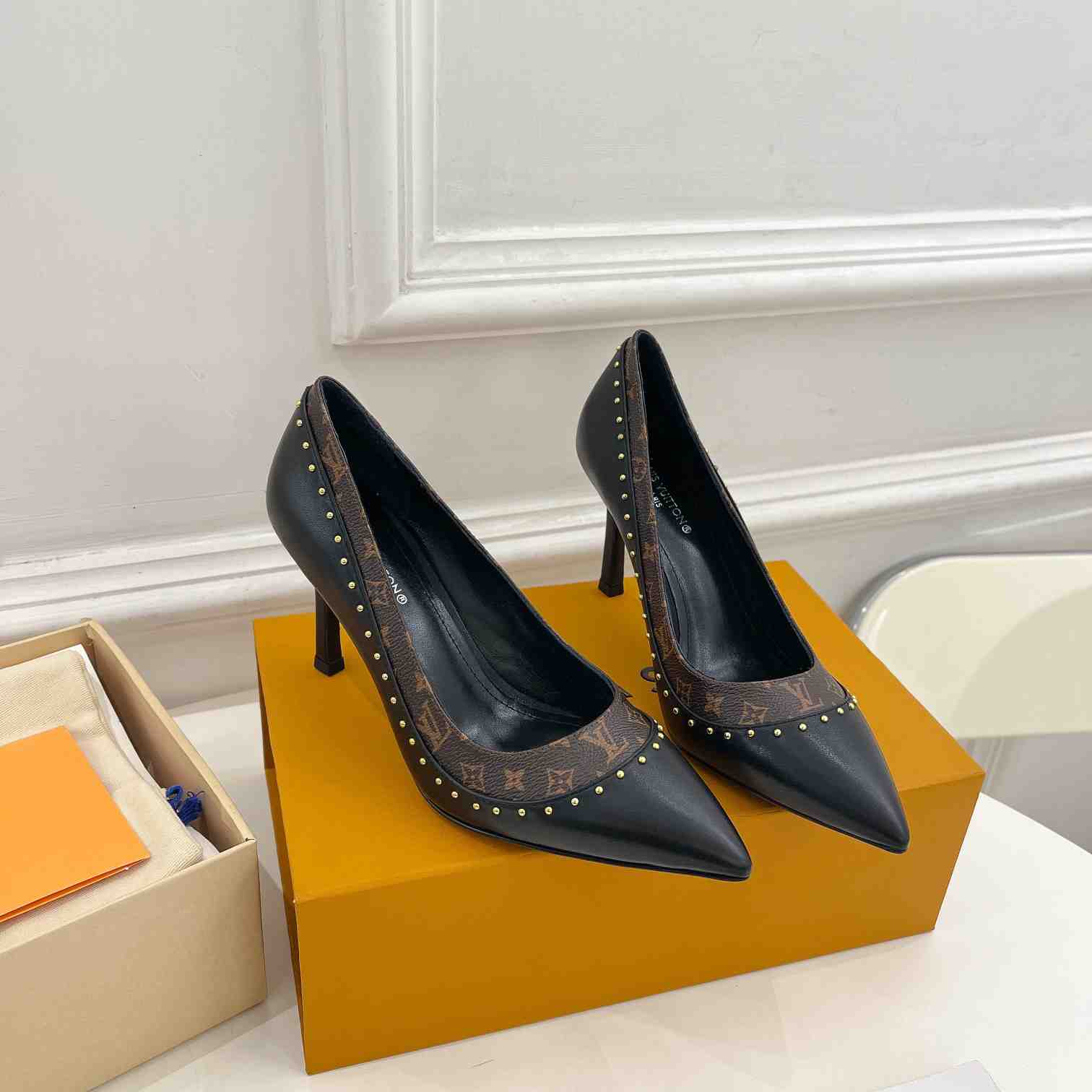 Louis Vuitton Signature Pump - DesignerGu