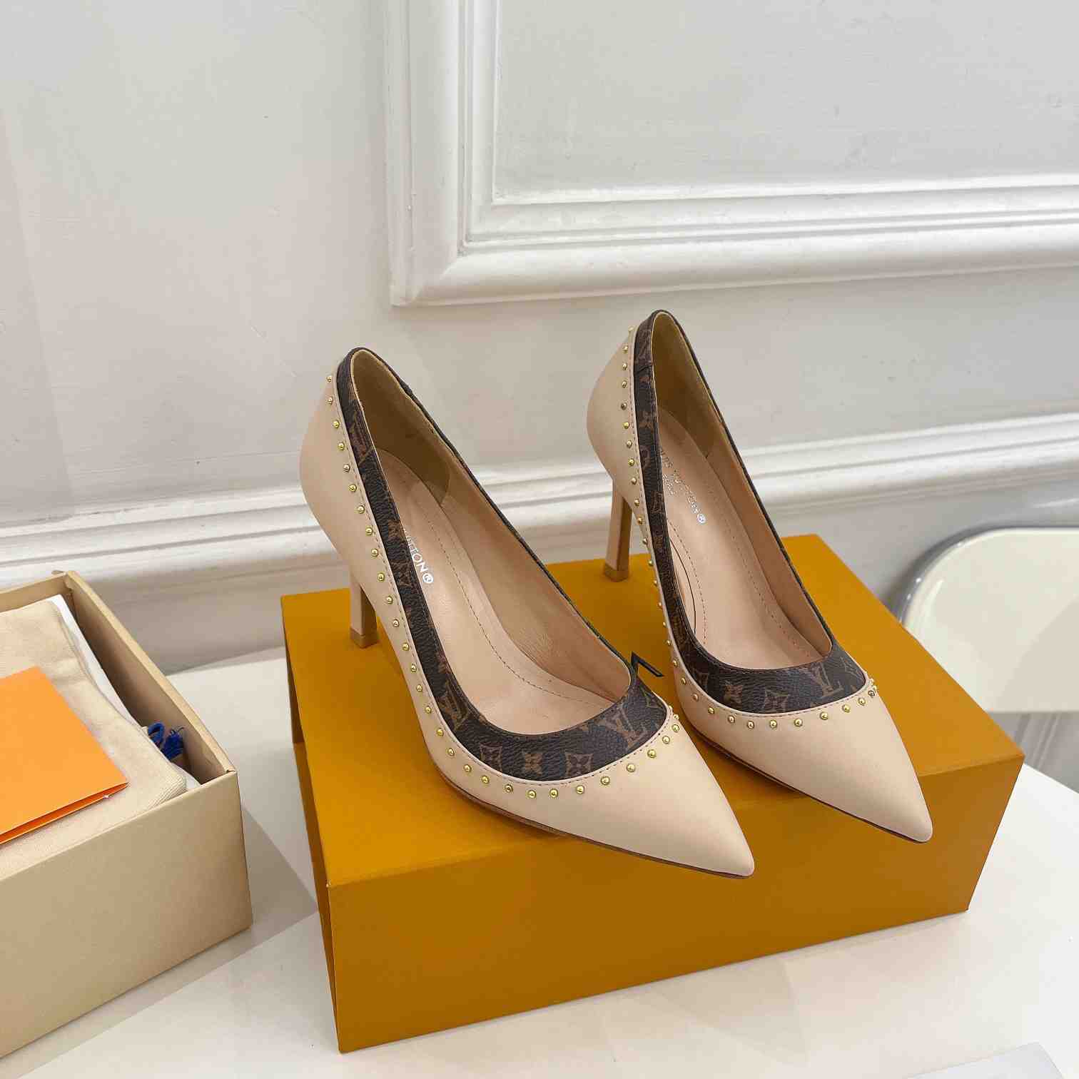 Louis Vuitton Signature Pump - DesignerGu