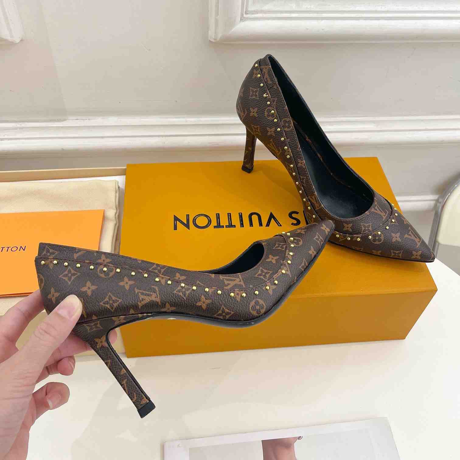 Louis Vuitton Signature Pump - DesignerGu