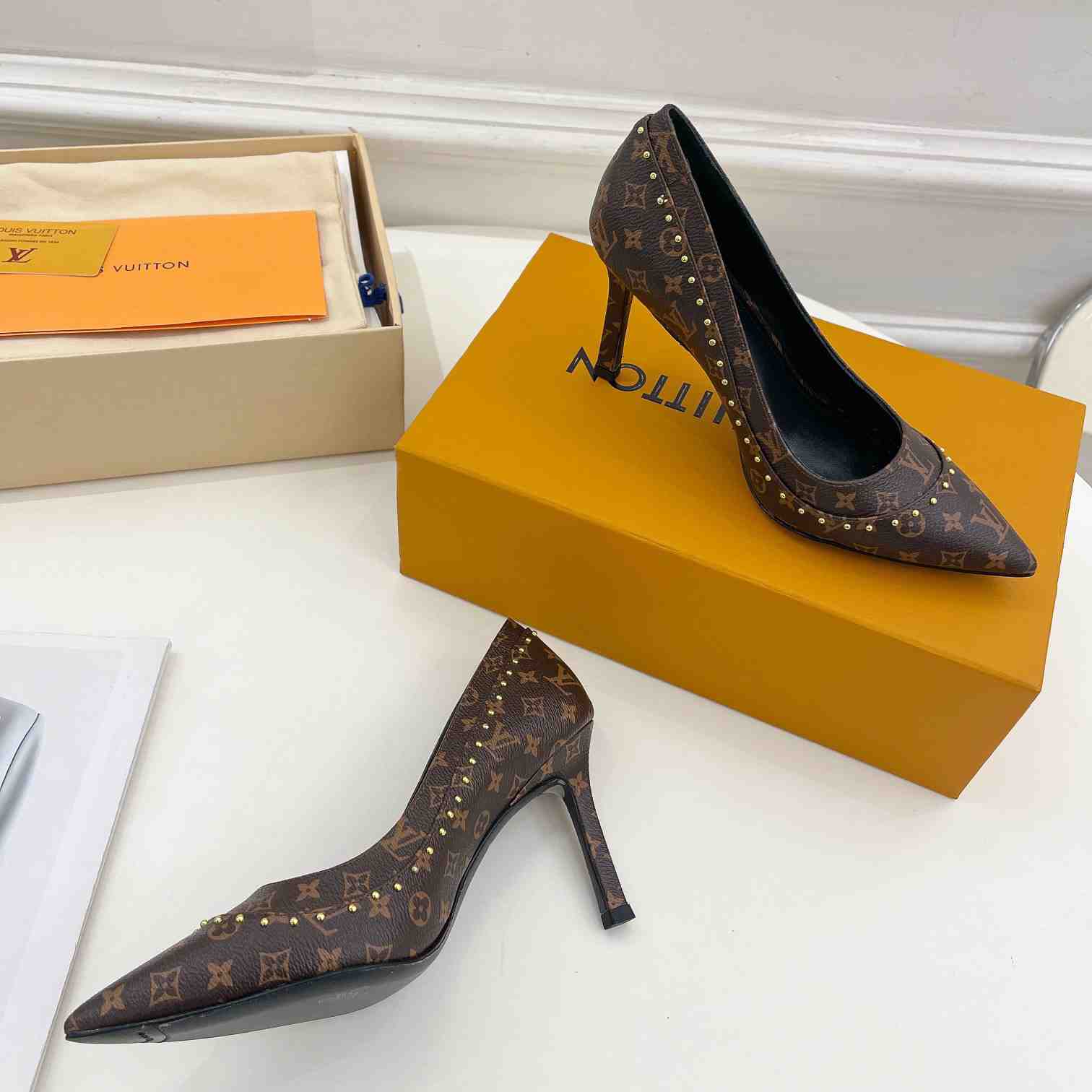 Louis Vuitton Signature Pump - DesignerGu