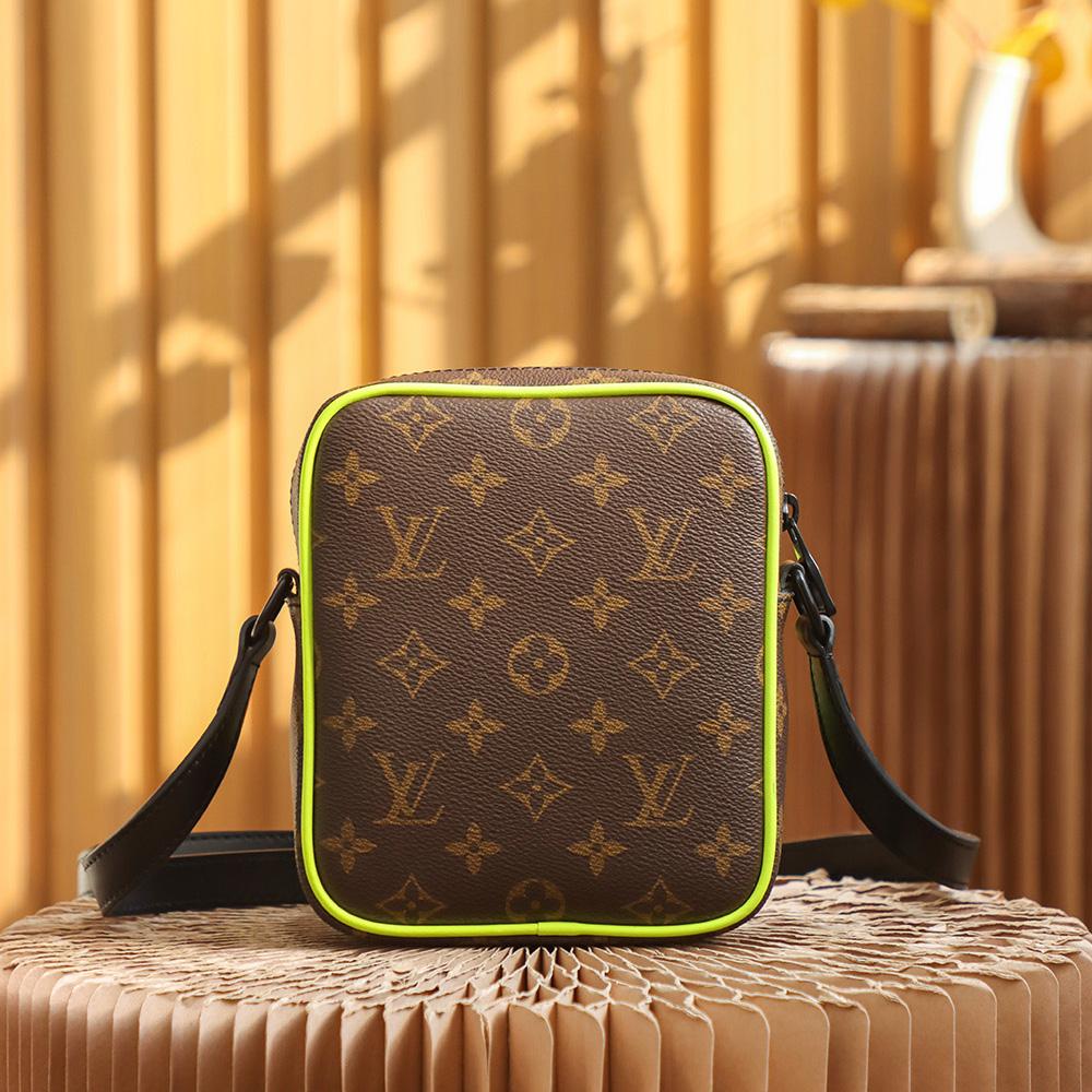 Louis Vuitton Christopher Wearable Wallet(15*17*8cm)   M69404 - DesignerGu