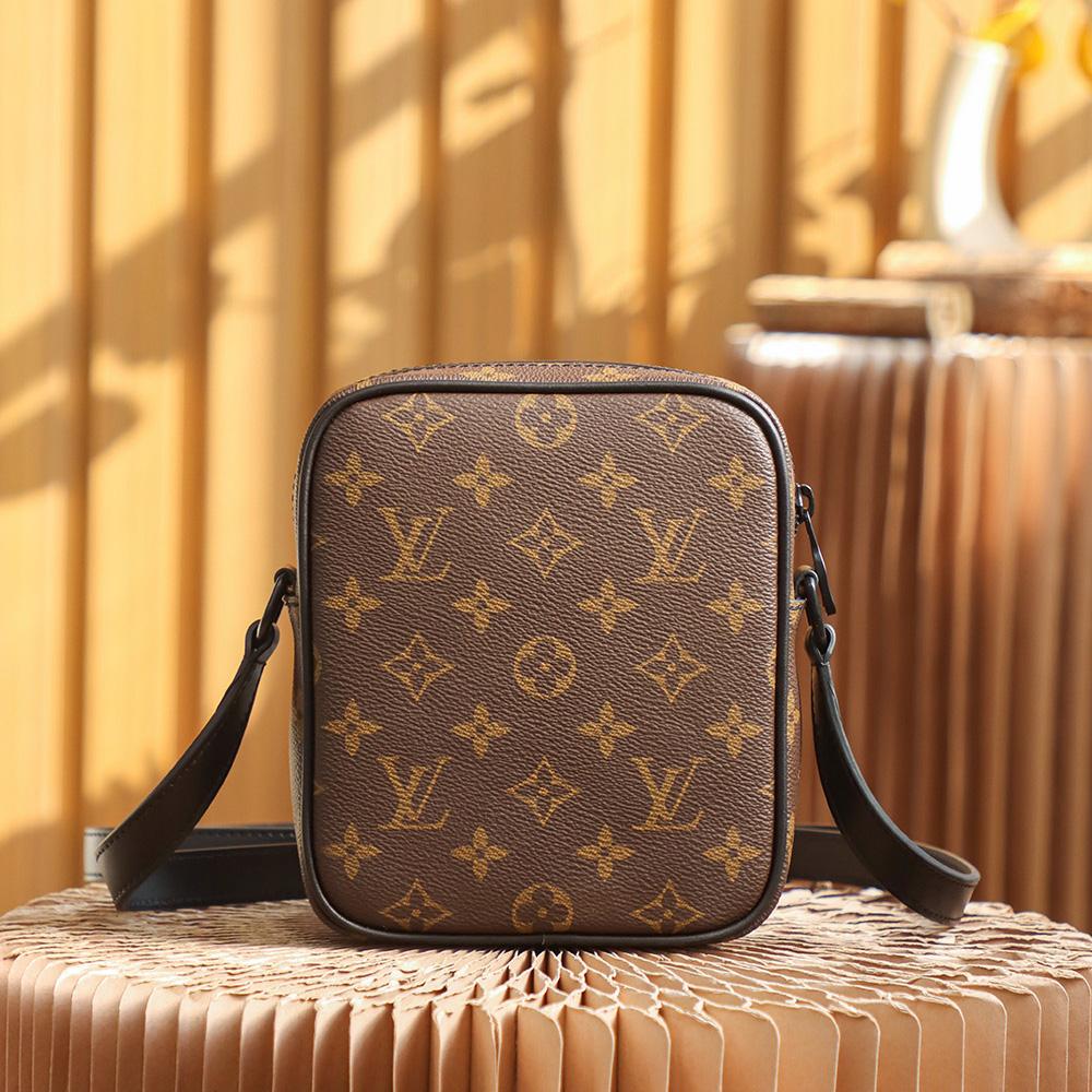 Louis Vuitton Christopher Wearable Wallet(15*17*8cm)   M69404 - DesignerGu