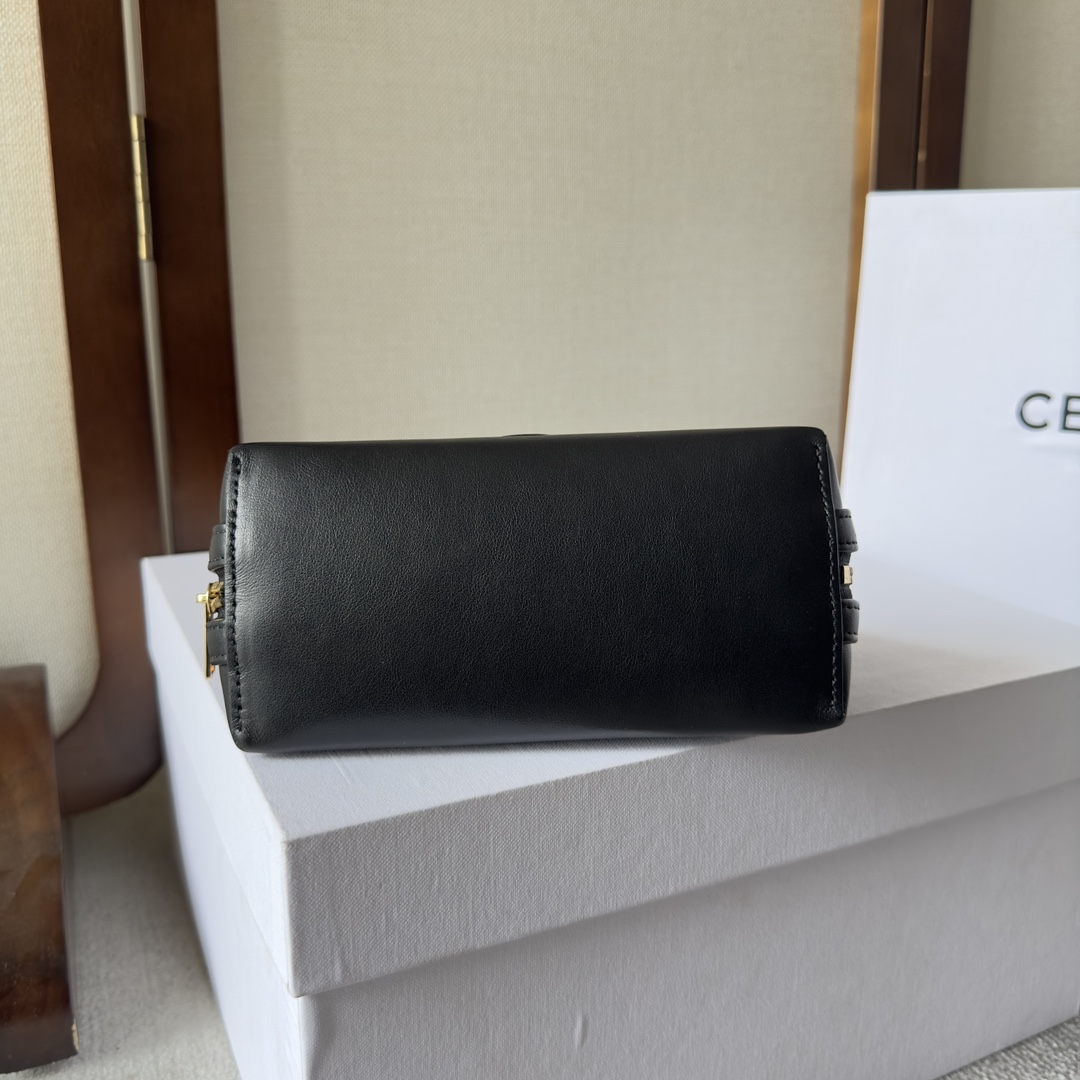 Celine Clutch On Chain Cuir Triomphe In Smooth Calfskin Black - DesignerGu