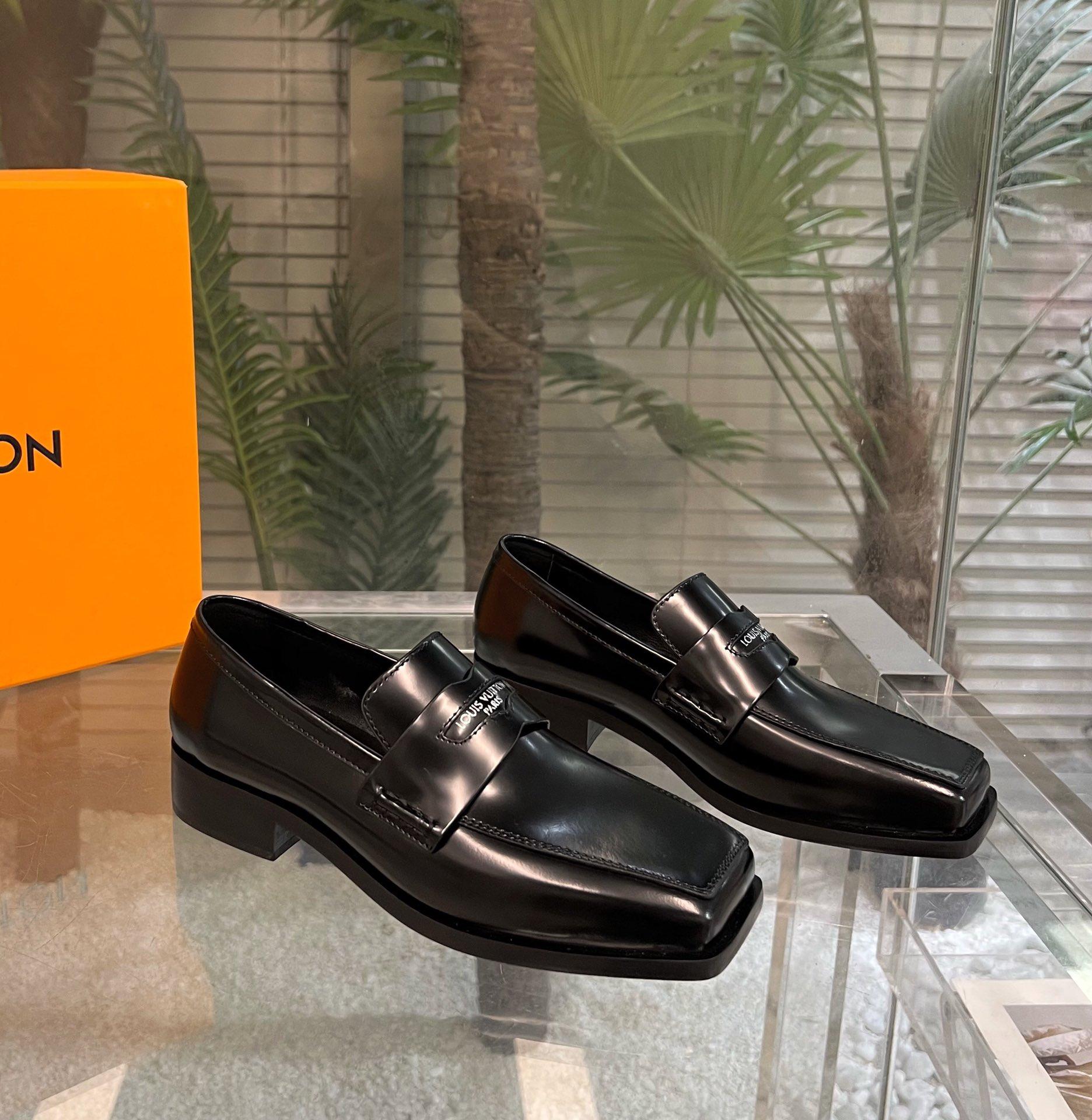 Louis Vuitton Connelly Flat Loafer      1AAOKF - DesignerGu