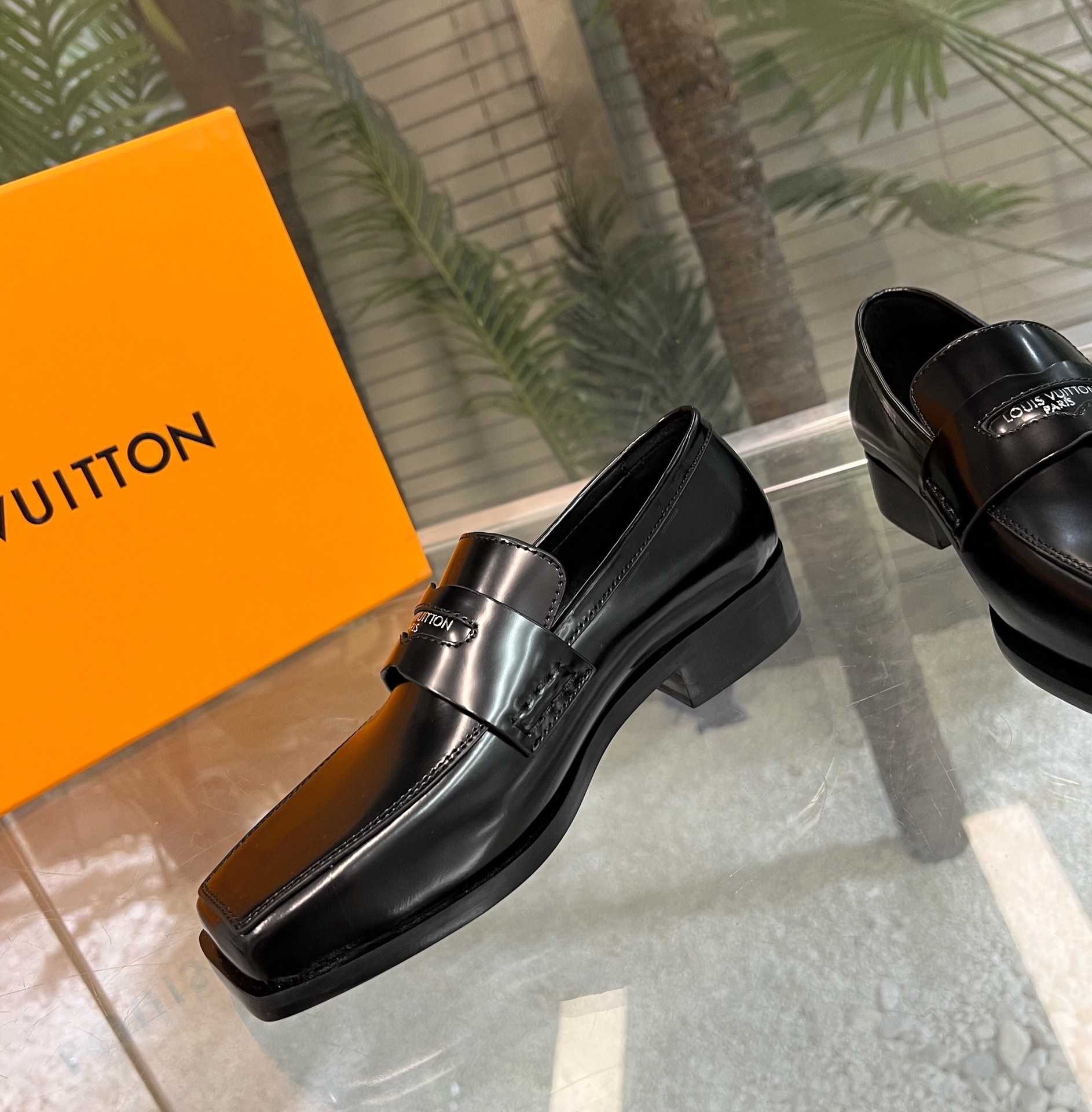 Louis Vuitton Connelly Flat Loafer      1AAOKF - DesignerGu