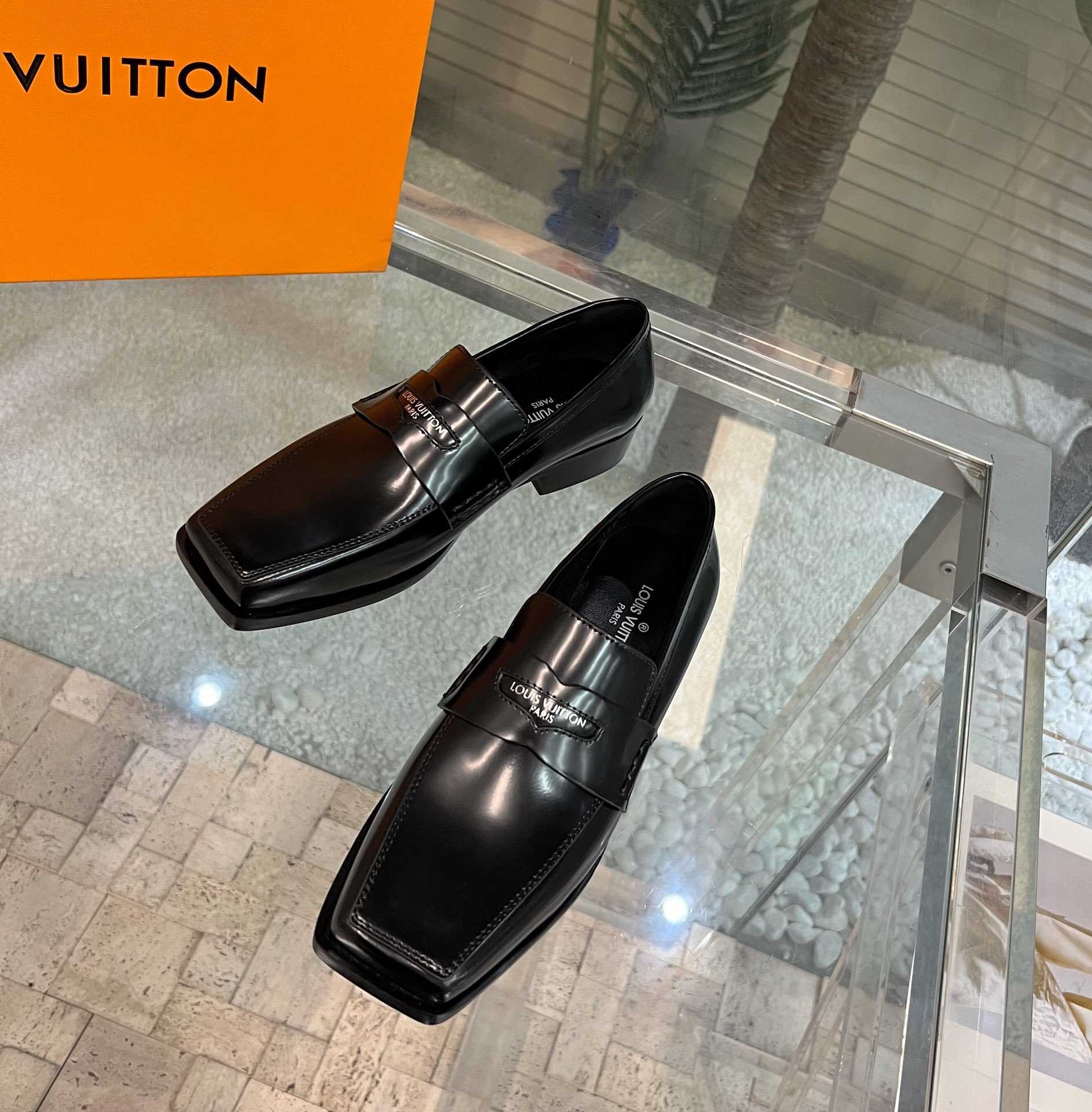 Louis Vuitton Connelly Flat Loafer      1AAOKF - DesignerGu