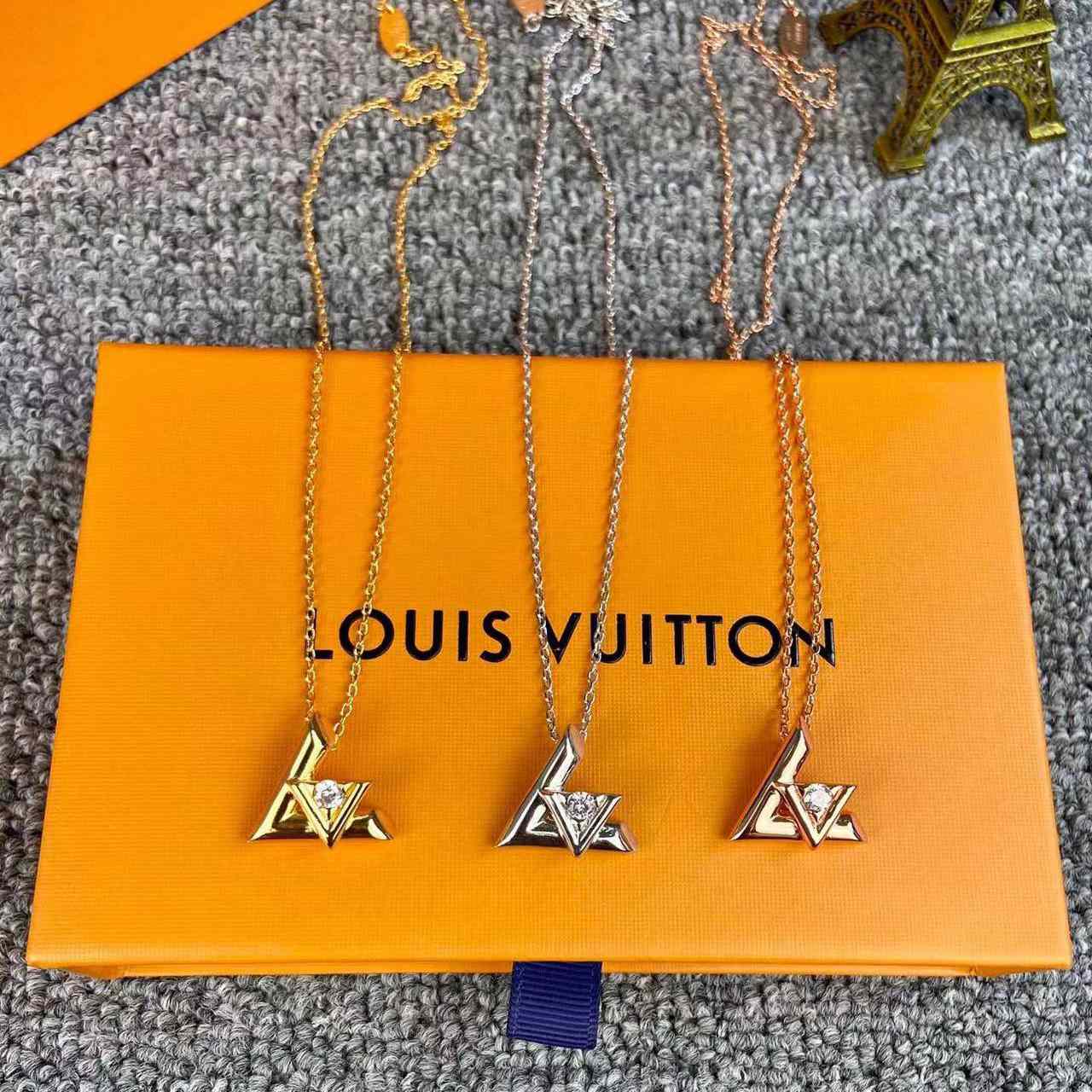 Louis Vuitton LV Volt One Small Pendant, Pink Gold And Diamond     Q93813 - DesignerGu