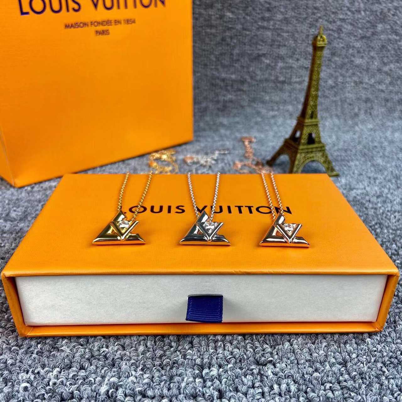 Louis Vuitton LV Volt One Small Pendant, Pink Gold And Diamond     Q93813 - DesignerGu